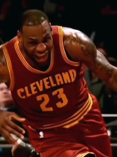 老詹這恐怖的大體格，完美詮釋什么叫“人型坦克”！