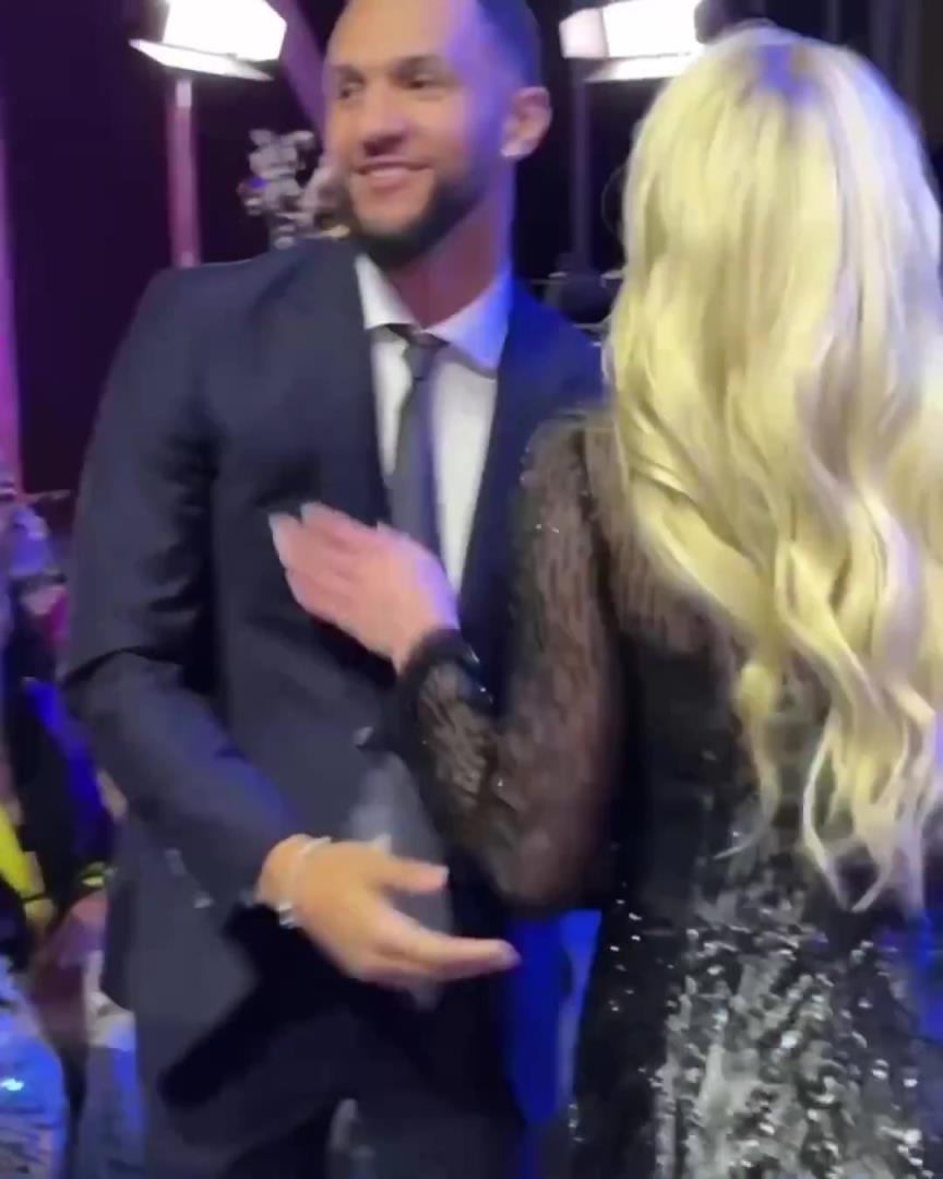 身材姣好！薩格斯的女友海莉被芝加哥天空選中！兩人接吻慶祝